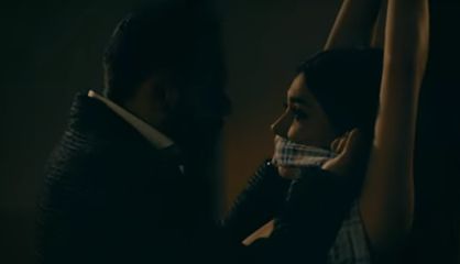 Still photo from the music video Fuiste mía by Gerardo Ortiz.