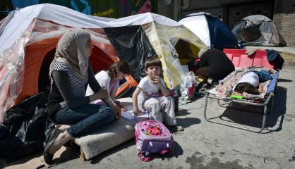 Una familia de migrantes, este miércoles en el puerto griego de Pireo.