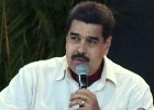 El presidente Maduro, derecha, en un un programa de televisión, este miércoles.