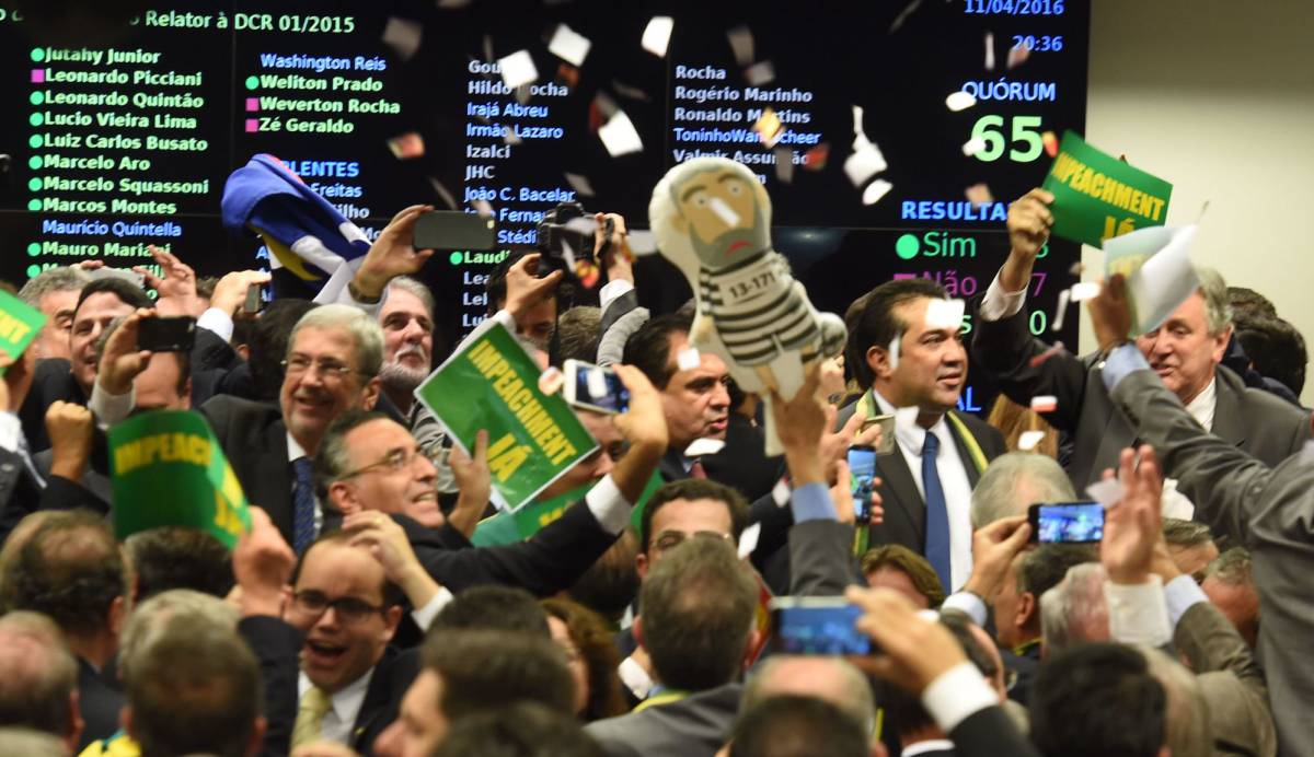 Miembros de la comisi&oacute;n especial votan en Brasil. 