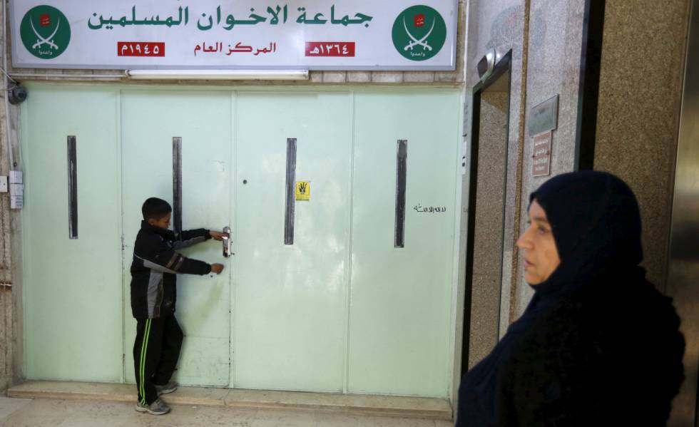 Entrada principal a la sede de los Hermanos Musulmanes en Ammán, Jordania, este miércoles tras su cierre.