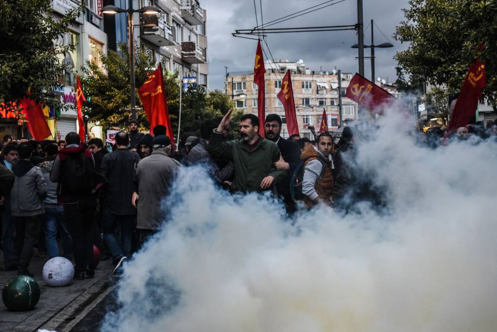 La policía turca utiliza gases lacrimógenos para dispersar una protesta en defensa del laicismo este miércoles en el distrito de Kadiköy de Estambul.