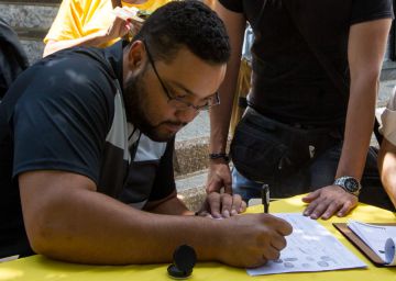 Un grupo de personas participa en la recolección de firmas para activar el referéndum revocatorio al presidente Nicolás Maduro.