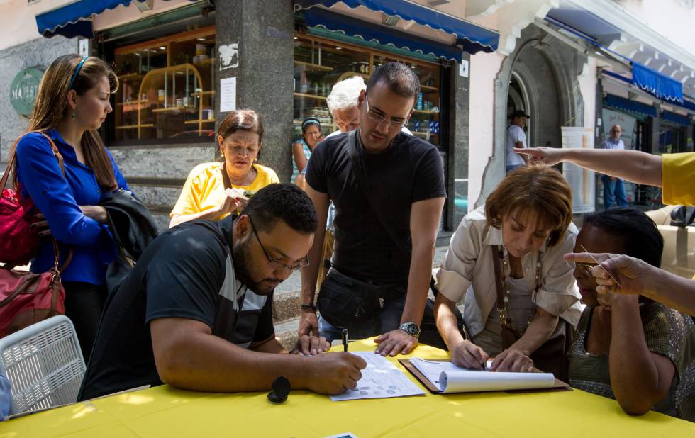 Un grupo de personas participa en la recolección de firmas para activar el referéndum revocatorio al presidente Nicolás Maduro. Un grupo de personas participa en la recolección de firmas para activar el referéndum revocatorio al presidente Nicolás Maduro.