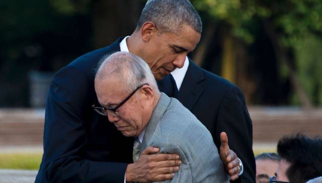 Obama abraza al superviviente Shigeaki Mori.