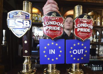 Dos grifos de cerveza con las dos opciones, permanencia o salida, del refer&eacute;ndum, en un pub de Londres (Reino Unido).