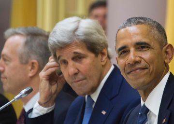 El presidente de EE UU, Barack Obama, y el secretario de Estado, John Kerry, la semana pasada en Hanoi (Vietnam).