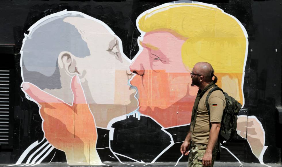 Un graffiti de Trump y Putin en Lituania.