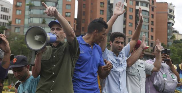 Opposition leader Henrique Capriles (l).