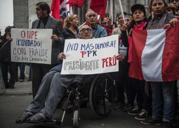 Simpatizantes de Kuczynski protestan en la oficina electoral. 
