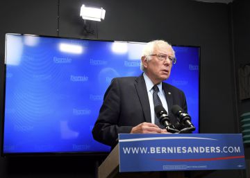 El candidato dem&oacute;crata Bernie Sanders se prepara para comenzar su discurso, que fue retransmitido por Internet. 