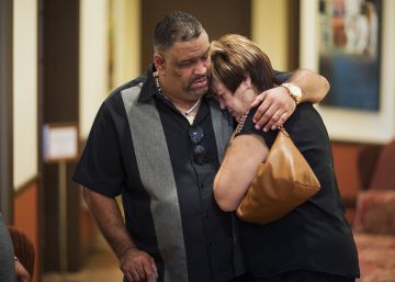 Dos personas se consuelan en el velorio en Kissimmee de Eric Ivan Ortiz-Rivera, una de las v&iacute;ctimas puertorrique&ntilde;as del tiroteo