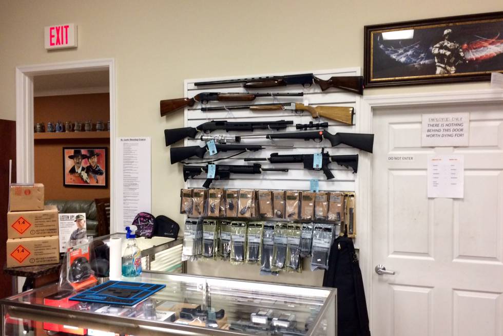 Varias escopetas en una pared de la tienda