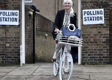 Una mujer abandona un colegio electoral en Londres.