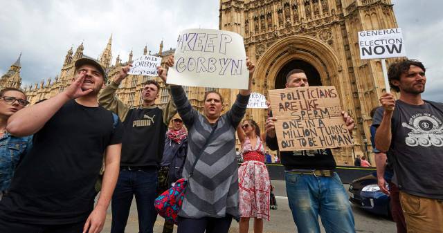 Protestas en la puerta del Parlamento, en Londres