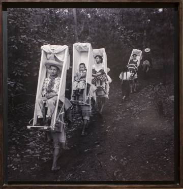 'Chamulas cargando las sillas de camino' (ca. 1955). Cedida por la exposición 'Imágenes para ver-te'