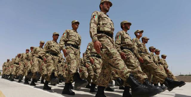 Soldados afganos en un desfile en Herat.