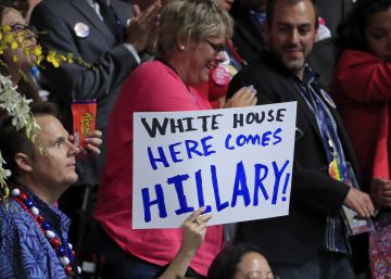 Una pancarta en apoyo a Clinton durante el proceso de votaci&oacute;n de los delegados en Filadelfia.