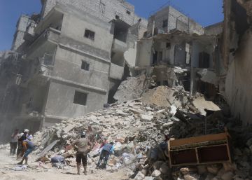 Los civiles buscan supervivientes entre los escombros tras un bombardeo en Alepo.