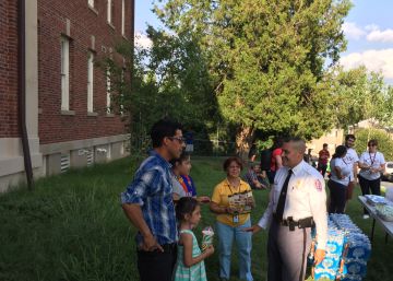 El capit&aacute;n Joe P&eacute;rez charla con miembros de la comunidad de Langley Park este martes.