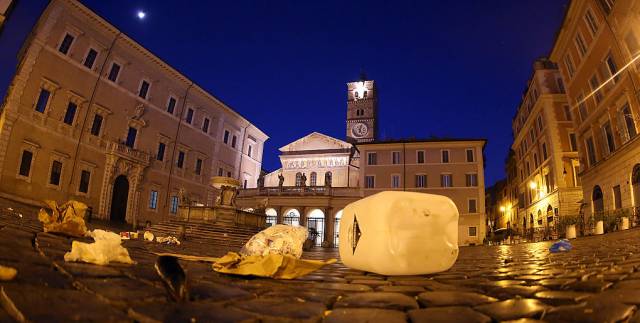 Basura en la plaza de Santa María en Roma.