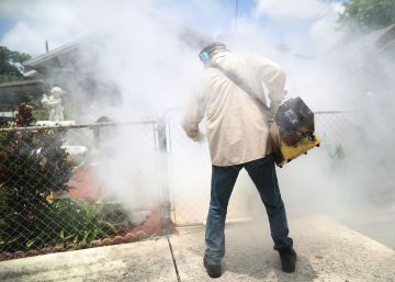 Carlos Varas, inspector de mosquitos del condado de Miami-Dade, en el barrio de Wynwood