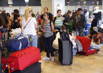 Pasajeros a M&eacute;xico atrapados en el aeropuerto de Madrid. 
