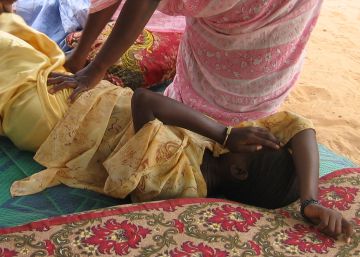 Un grupo de mujeres escenifican la ablaci&oacute;n del cl&iacute;toris, en un taller de sensibilizaci&oacute;n en Mauritania.