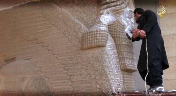Un terrorista del Estado Islámico destroza una estatua en el museo de Nínive.