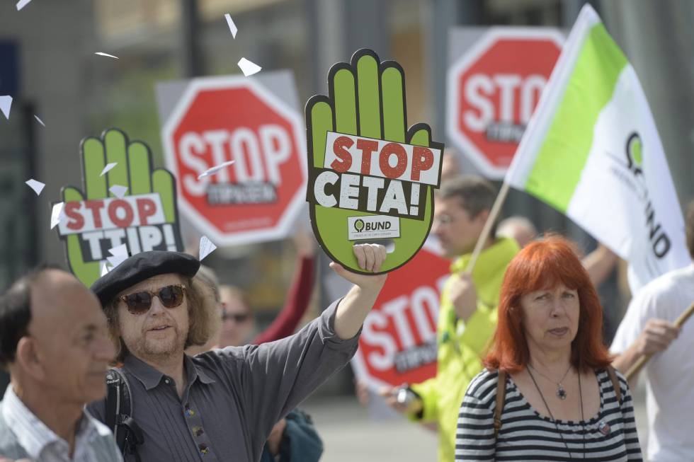 Activistas en contra del TTIP y el CETA en Berlín.