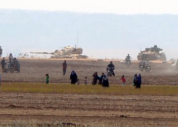 Tanques turcos entran en Siria, de donde huyen civiles, este s&aacute;bado. 