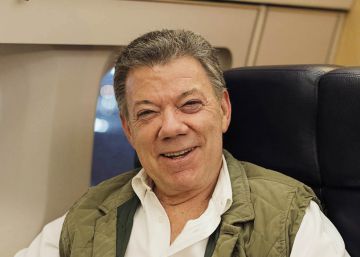 Juan Manuel Santos, en el avi&oacute;n presidencial, tras la entrevista.  