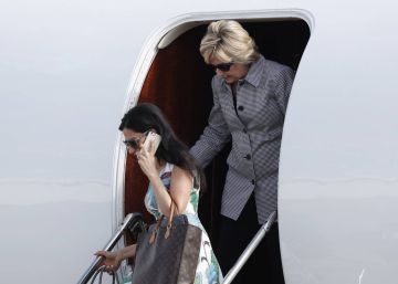 Huma Abedin y Hillary Clinton en campaña