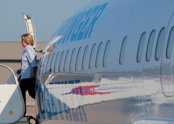 Hillary Clinton avoids walking in Donald Trump’s shadow