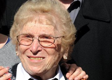 Rosa Roisinblit junto a sus nietos Mariana y Guillermo a la salida del juicio.