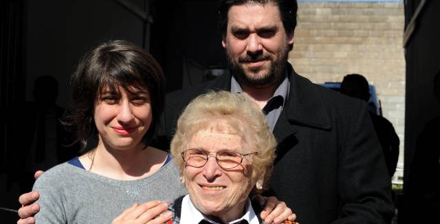 Rosa Roisinblit and grandchildren Mariana and Guillermo.