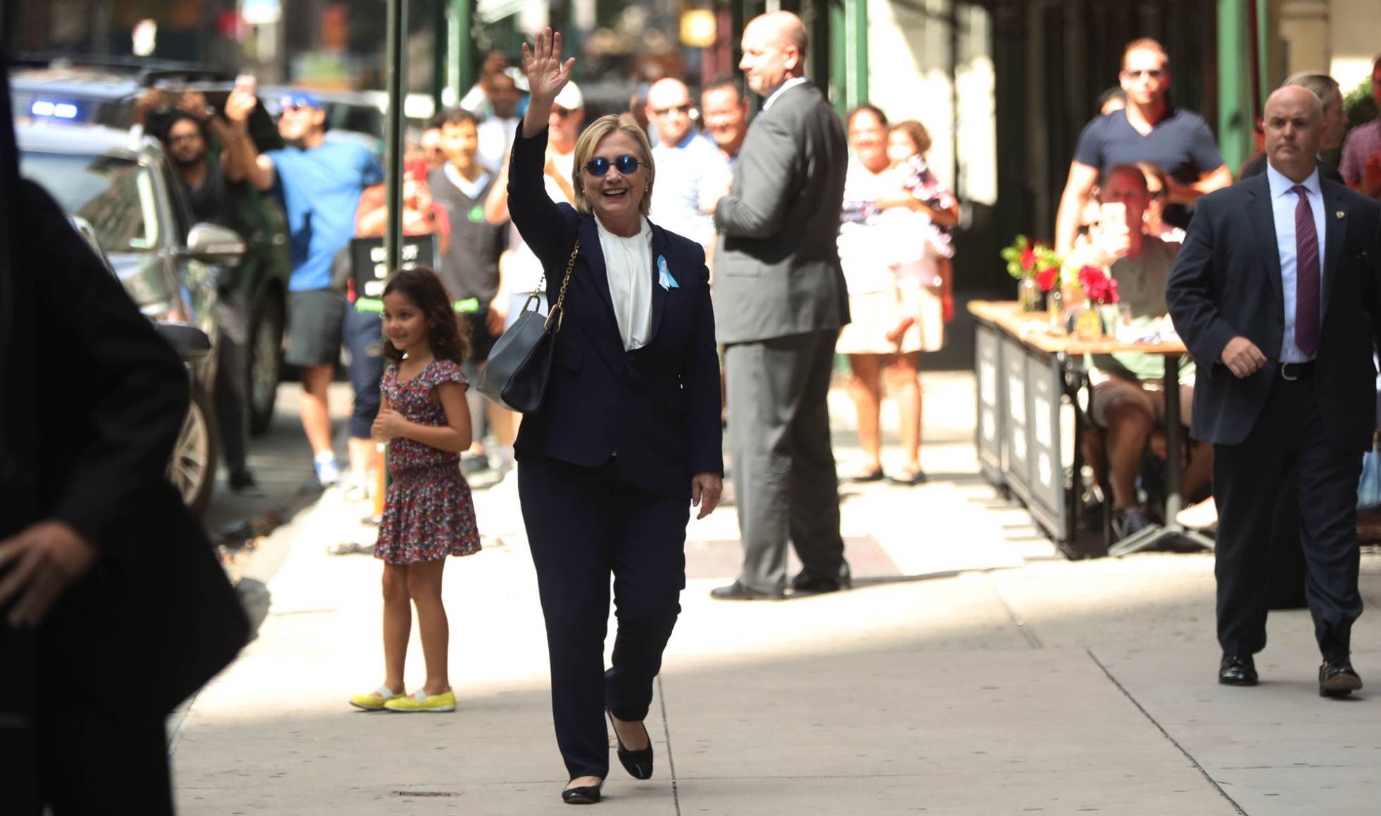 Clinton al salir del piso de su hija en Nueva York. ANDREW HARNIK (AP)