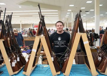 “¿Quiere llevarse una de mis armas? Pruébelas sin compromiso”