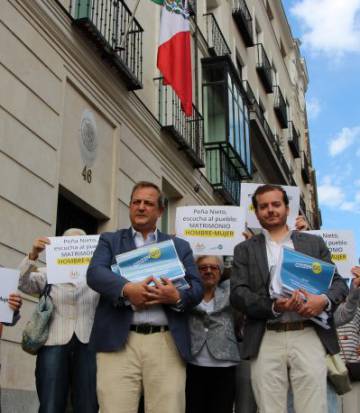 Miembros de CitizenGo ayer frente a la embajada de México en España