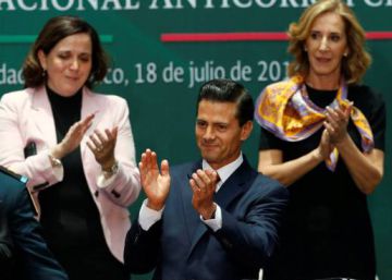 El presidente mexicano Enrique Pe&ntilde;a (centro) al promulgar las leyes anticorrupci&oacute;n, en julio pasado.