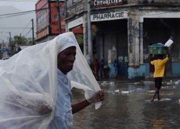Una mujer se protege de la lluvia, este martes en Puerto Príncipe (Haití).