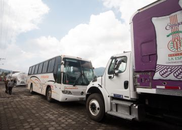 Camiones y autobuses secuestrados en Tur&iacute;cuaro.