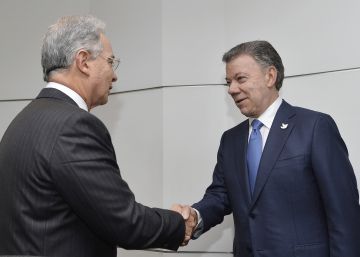 Uribe y Santos, antes del inicio de la reuni&oacute;n. 