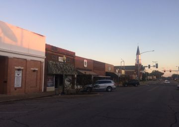 En el pueblo de Bill Clinton lo aman a él pero no a Hillary