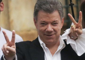 Santos hace el signo de la victoria tras depositar el voto en el refer&eacute;ndum sobre los acuerdos de paz, el pasado 2 de octubre.