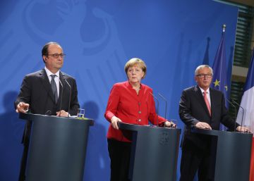 Fran&ccedil;ois Hollande, Angela Merkel y Jean-Claude Juncker, en Berl&iacute;n.