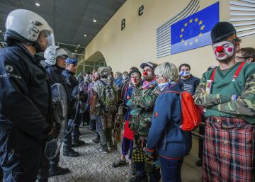 Polic&iacute;as belgas y manifestantes contra el CETA en la sede de la Comisi&oacute;n Europea en Bruselas, este jueves.