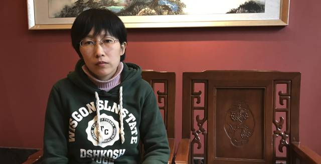 Jia Jingyuan pide indulgencia para su hermano.