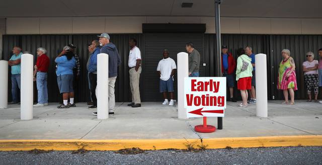 Fila de votantes en Bradenton, Florida.
