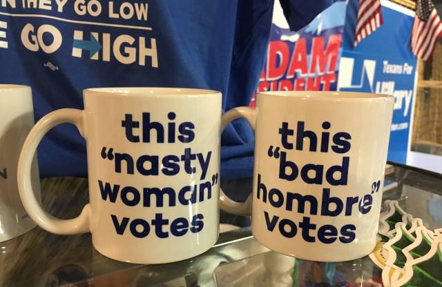 Tazas a la venta en la sede de campaña demócrata en Austin, Texas.